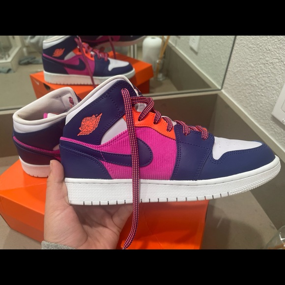 LIKE NEW AIR JORDANS WOMENS SIZE 8.5 - Picture 4 of 5